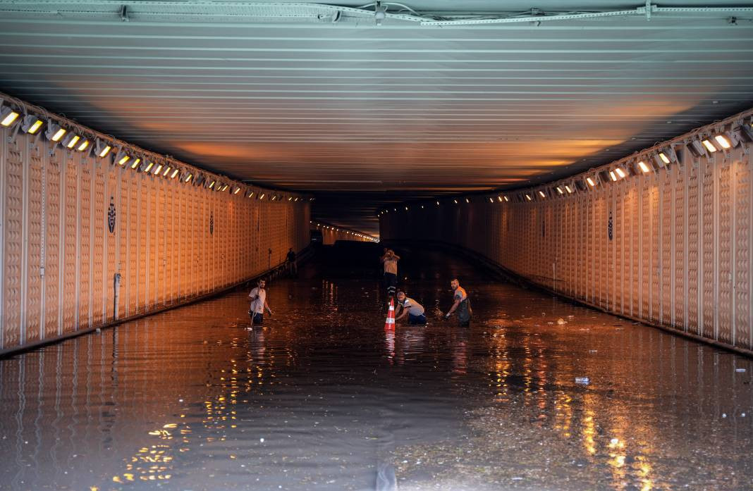 İstanbul'da sağanak hayatı felç etti! Araçlar sular altında kaldı - Resim: 42
